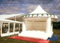 กลางแจ้งสีขาว 4x3.5m Carousel ปราสาท Bouncy พองสำหรับใช้ในงานแต่งงาน