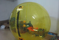 ลูกบอลสีเหลืองพองเดินบนลูกบอลน้ำเพื่อความสนุกของเด็ก