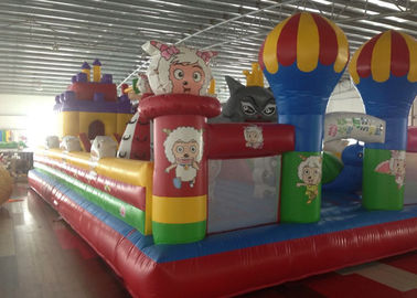 เกมกีฬาเป่าลม PVC ตลกสนามเด็กเล่นในร่มสีแดงสำหรับครอบครัว