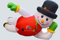 Christmas Snowman พอง 3.6m X 2.0m ตกแต่งกลางแจ้ง Air Blown ซานตาคลอสนอนอยู่บนพื้น