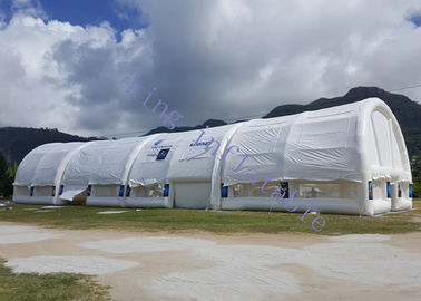 เต็นท์เหตุการณ์พองพีวีซีสีขาว 40 X 10 X 6 M พร้อมความต้านทานลมแรง