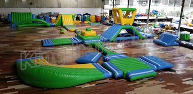 Pvc ขนาดใหญ่ตลกสวนน้ำทำให้พองที่น่าตื่นตาตื่นใจสำหรับความบันเทิงเปิดน้ำ