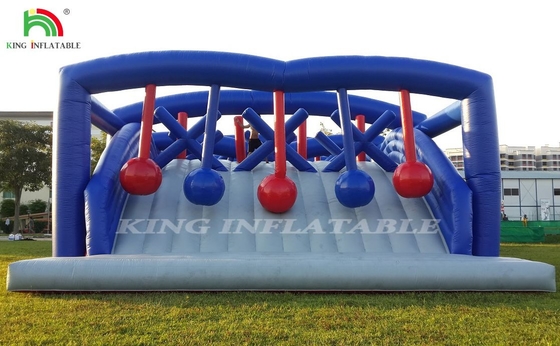 สนามแข่งขันอุปกรณ์เกมสําหรับผู้ใหญ่และเด็ก