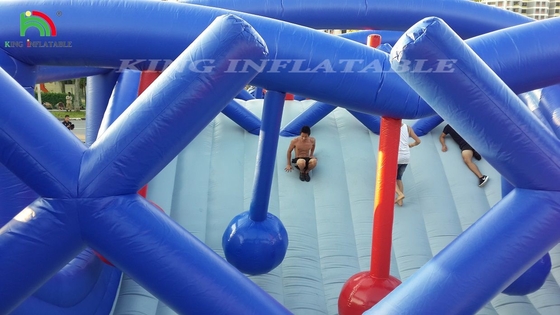 สนามแข่งขันอุปกรณ์เกมสําหรับผู้ใหญ่และเด็ก