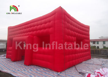 เต็นท์เหตุการณ์พองสี่เหลี่ยมสีแดงสองชั้นด้วยวัสดุ PVC เป็นมิตรกับสิ่งแวดล้อม