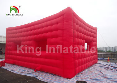 เต็นท์เหตุการณ์พองสี่เหลี่ยมสีแดงสองชั้นด้วยวัสดุ PVC เป็นมิตรกับสิ่งแวดล้อม