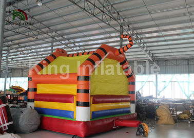พีวีซีผ้าใบกันน้ำสีส้มเสือพองกระโดดปราสาทโกหกเพื่อความสนุกกลางแจ้ง