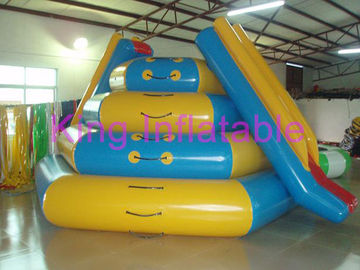 ของเล่นเป่าลมยักษ์น้ำเงิน / เหลือง CE 0.9 มม. PVC Tarpaulin Slide สำหรับอุปกรณ์น้ำ