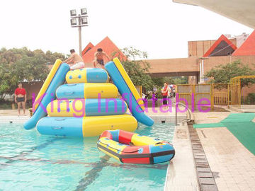 ของเล่นเป่าลมยักษ์น้ำเงิน / เหลือง CE 0.9 มม. PVC Tarpaulin Slide สำหรับอุปกรณ์น้ำ