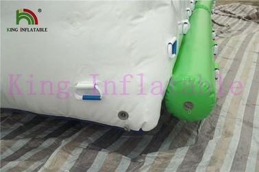 0.9mm พีวีซีผ้าใบกันน้ำสีขาว / สีเขียวของเล่นน้ำทำให้พองภูเขาน้ำแข็งยักษ์สำหรับสวนน้ำ