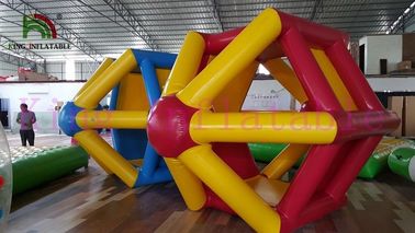 ของเล่นน้ำทำให้พอง PVC / TPU, ลูกกลิ้งเดินน้ำสีสันสดใสสำหรับกีฬาทางน้ำ