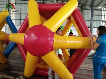 ของเล่นน้ำทำให้พอง PVC / TPU, ลูกกลิ้งเดินน้ำสีสันสดใสสำหรับกีฬาทางน้ำ