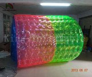 สีแดงและสีเขียว 2.8 เมตรยาวลูกกลิ้งน้ำทำให้พองน้ำทำให้พองเกมกีฬาของเล่นลูก