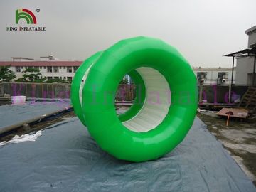 พีวีซีสีเขียว / ขาวผ้าใบกันน้ำทำให้พองน้ำลูกบอลกลิ้งของเล่นสำหรับสวนน้ำ