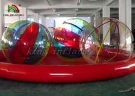 หลายสีพองเดินบนลูกบอลน้ำเด็กตลกเกมสระน้ำฤดูร้อน