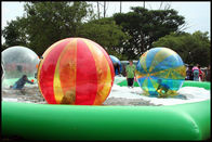 เส้นผ่านศูนย์กลาง 2 มม. PVC สีผสมแบบกำหนดเอง Wak บนลูกบอลน้ำสำหรับสวนน้ำ