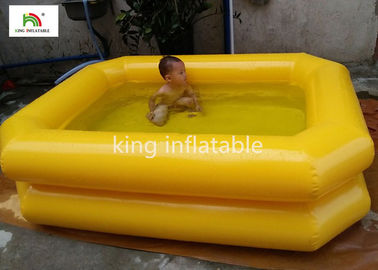 หลอดคู่สีเหลืองระเบิดสระว่ายน้ำสำหรับเด็กในสนามหลังบ้าน