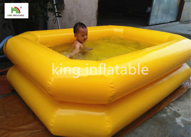 หลอดคู่สีเหลืองระเบิดสระว่ายน้ำสำหรับเด็กในสนามหลังบ้าน
