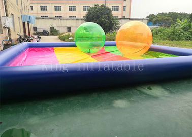 8 * 8 m ผ้าใบกันน้ำพีวีซีสีฟ้าสีรุ้งสระว่ายน้ำทำให้พองสำหรับเด็กเล่น