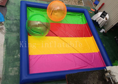 8 * 8 m ผ้าใบกันน้ำพีวีซีสีฟ้าสีรุ้งสระว่ายน้ำทำให้พองสำหรับเด็กเล่น