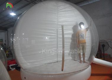 คนที่ชัดเจนภายในลูกบอลหิมะพองสำหรับโฆษณาวัสดุไนล่อน 210D