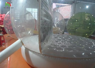 คนที่ชัดเจนภายในลูกบอลหิมะพองสำหรับโฆษณาวัสดุไนล่อน 210D