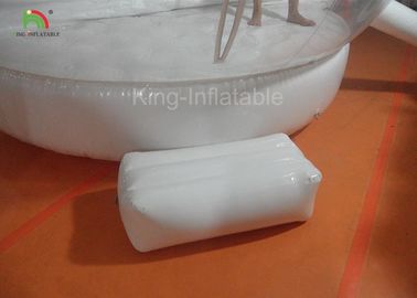 คนที่ชัดเจนภายในลูกบอลหิมะพองสำหรับโฆษณาวัสดุไนล่อน 210D