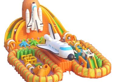 Orange Space Shuttle Inflatable Obstacle Course เกมกีฬา 30m Long Interactive