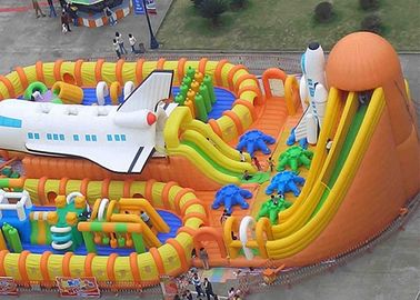 Orange Space Shuttle Inflatable Obstacle Course เกมกีฬา 30m Long Interactive