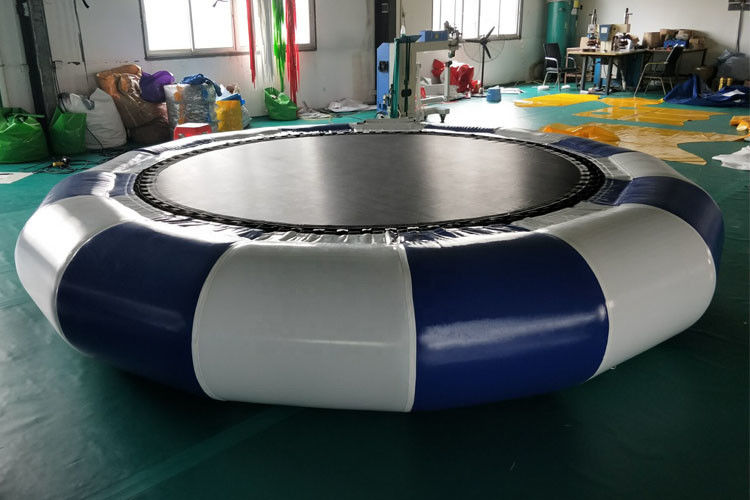 ผู้ใหญ่ 0.9 มม. PVC Custom Inflatable Floating Water Park Trampoline
