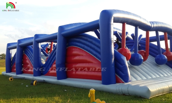 สนามแข่งขันอุปกรณ์เกมสําหรับผู้ใหญ่และเด็ก